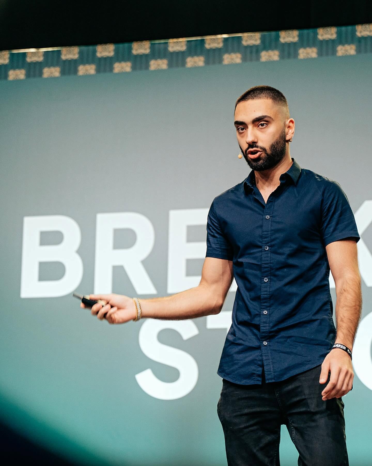Kasra Dash speaking at Affiliate World Dubai 2024